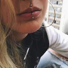 Medusa E Labret Piercing Na Yasspeters Joia Labret E Ferradura Em Aco Cirurgico Perfuracoes Cicatrizadas Med Lip Piercing Labret Piercing Face Piercings