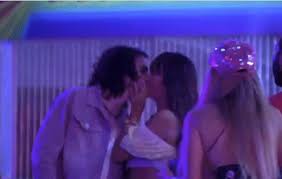 How to say gil e fiuk in portuguese? Bbb21 Um Selingo Por Festa Thais E Fiuk Se Beijam Ofuxico