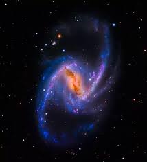 Una galaxia espiral barrada es aquella con una banda central de estrellas brillantes que abarca de un lado a otro de la galaxia. Ngc 1365 Tambien Conocida Como La Gran Galaxia Espiral Barrada Es Una Galaxia Espiral Barrada Aproximadamente 56 Millones De Anos L Astronomia E Mc2 Universo
