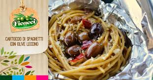 Cartoccio Di Spaghetti Con Olive Leccino Ingredienti 60 Gr Di Caciotta Toscana Due Confezioni Di Alici In Salsa Piccante Ricette Cibo Etnico Salsa Piccante