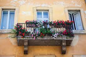 Come Arredare Il Balcone Con I Fiori Non Sprecare Giardinaggio In Piccoli Contenitori Fiori Piante Pensili