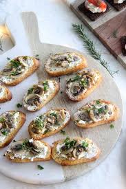 Des Tartines Beurres Aux Champignons Citronnes La Ciboulette Et L Chalote Recette Amuse Gueule Facile Base De Toast Food Easy Appetizer Recipes Recipes