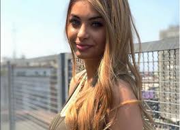 #amici17 comunque dobbiamo riuscire ad arrivare a 20k, ho bisogno di quel spoiler. Emma Muscat Di Amici Di Maria De Filippi 17 Sotto Contratto Con La Warner Music