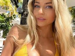 Alex Gray's Instagram, Twitter & Facebook