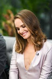 She knows her to pose and shows her feet in the best way! Staring At Natalie Portmans Chest Of The Day Natalie Portman Hot Natalie Portman Beautiful Actresses