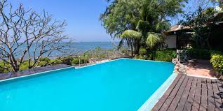 Quelles Sont Les Couleurs Possibles D Une Piscine Grace Au Liner Coque Ou Carrelage