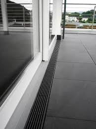 Durch Den Einsatz Von Entwasserungsrinnen Sind Barrierefreie Zugange Zu Terrassen Moglich Vorgarten Terrasse Concrete Patios Dachterrasse Flachdach