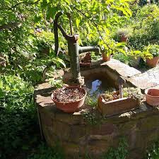 Mein Gemauerte Brunnen Im Garten Immer Mit Wasser Gefullt So Kann Ich Mit Der Giesskanne Aus Dem Vollen Schopfen Gartenliebe Brunnen Garten Garten Brunnen