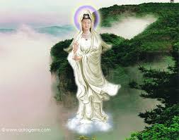 Setiap malam kalau kalah judi maupu mabuk ia sering memukul ibunya tanpa alasan yg jelas. Gambar Dewi Kwan Im Bergerak