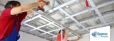 Confier la pose d'une fibre de verre à un artisan vous permet de gagner du temps et de vous assurer de la qualité des travaux. Installer Un Plafond Gyproc Plagyp D Conseils Bricolage