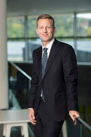 Es un político y abogado alemán, miembro de la unión demócrata cristiana de alemania (cdu), que tras varios años como ministro presidente del estado federal de baja sajonia, ejerció la presidencia de alemania desde junio de 2010 hasta febrero de 2012. Newsroom Christian Wulff Sondergaard Joins Carlsberg Group As Vp Corporate Affairs Carlsberg Group