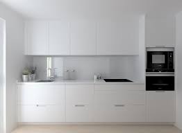 Cocina madera y blanco cocinas cjr santos. Cocina Santos Modelo Minos Estratificado Blanco Encimera Silestone Blanco Diseno De Cocina Diseno Muebles De Cocina Encimeras De Cocina