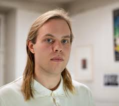 Nastolalaislähtöinen kuvataiteilija Kaarlo Stauffer ammentaa  öljymaalauksiinsa perheensä valokuvista