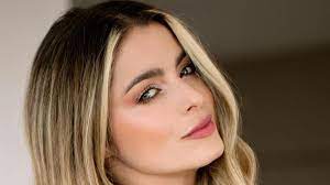 La presentadora inició en el mundo de la televisión gracias a protagonistas de novela.ella estuvo en la segunda temporada que se emitió en el 2003 y aunque no ganó sí siguió en la televisión como presentadora de estilo rcn junto a catalina gómez. Con Llamativo Video Cristina Hurtado Recordo Su Paso Por Protagonistas De Novela Kienyke