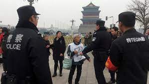 中共两会两女子冲破封锁在天安门喊冤＊ *****