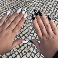 They also give you a chance to play with matte and gloss to create a simple, yet dramatic style. Black And White Nails Black Acrylic Nail Designs Acrylic Nails Coffin Short White Acrylic Nails