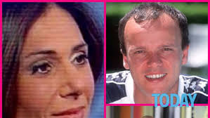 Sembrerebbe ormai archiviata la storia d'amore tra anna tatangelo e gigi d'alessio, il cantante napoletano nei giorni scorsi sarebbe stato avvistato in dolce compagnia. Gigi D Alessio Ha Divorziato All Ex Moglie Carmela Barbato 15mila Euro Al Mese