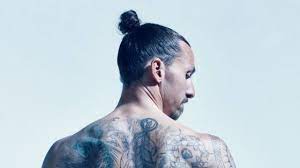 Ο δημοφιλής τραγουδιστής βρέθηκε θετικός στον κορονοϊό και μάλιστα με έντονα. Fwtografies O Impraimobits Exei Tatoyaz Mexri Kai Sta Opis8ia