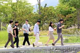 그녀는 카메라 앞에서 섹시한 춤을 추고 도발적인 자세를 취하며 네티즌들의 환호에 도취한다. B4tis 99cdypgm