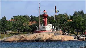 Strandhotellet ligger mitt i den lilla staden, nära till butiker, restauranger, småbåtshamn och klippor för ett dopp. Oregrund Osthammar Schweden 29 7 2011 C Mapio Net