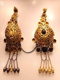 Din tezaurul compus iniţial din 22 de piese, autorităţile au putut recupera doar 12, în greutate totală de aproape 19 kg. Fibulele Mijlocii Tezaurul De La Pietroasa Wikipedia