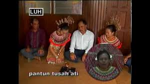 Ada kolam ada masjid, tempat orang sembahyang raya, tengah malam bulan terbit, bingtang sebiji membawa cahaya. Pantun Iban Empat Kerat 1001 Pantun Empat Kerat