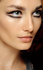Black And White Graphic Eyeliner Graphic Eye Makeup No Eyeliner Makeup Makeup Inspiration Runway Makeup