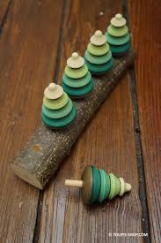 Bon, le sapin de noël, avant de le décorer, il faut en trouver un ! Foret De Sapins Jeux De Toupie En Bois Jouet Deco Cadeau De Noel