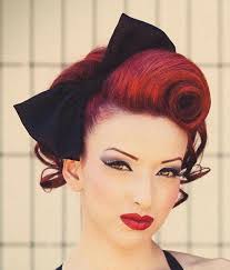 Die Rockabilly Frisur Durch Den Blick Der Modernen Frau Frisurentrends Zenideen In 2020 Rockabilly Hair Retro Hairstyles Vintage Updo