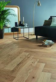 Le Parquet Chevron Pour Une Atmosphere Elegante Decoration Salon Parquet Deco Parquet Parquet Salon