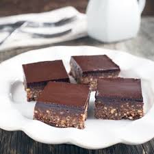 Carres Au Chocolat Et Noix Sans Cuisson Metro Recipe Desserts Chocolate Recipes Cookie Bar Recipes