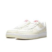 Nike continue d'expérimenter le design de bruce kilgore, et après une paint splatter notamment, repousse l'originalité avec la air force 1 low popcorn. Nike Air Force 1 Low Popcorn Cw2919 100 Wave Store