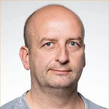 Ahoj borci, zajímá mě názor. (Nejsem elektrikář) Mám hlavní jistič do bytu  1x16A, + plyn na vaření. Při vyšším odběru mě vypadává hlavní jistič  (pračka, trouba, konvice) A řeším zda zvýšit hlavní