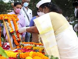 राज्यपाल और मुख्यमंत्री ने महात्मा   k n singh “ सबका  फादर  एक “  को किया नमन, द्रौपदी मुर्मू ने  कहा- मानसिक परिवर्तन अब जरूरी है | Governor Draupadi Murmu and CM Hemant  Soren salute Mahatma ...