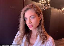 Güzelliği oldukça aşikar olan genç modelin diğer modellerden bir farkı var. Victoria S Secret Hires Brazil S Valentina Sampaio As Its First Transgender Model Express Digest