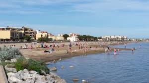 Plage Du Grazel A Gruissan Paques 2015 Des Courageux Goutent L Eau Gruissan Plage Maison Sur Pilotis