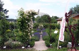 Tropengewächshäuser des botanischen gartens, hamburg. Kreisverband Fur Gartenbau Und Landespflege Bamberg Im Kreislehrgarten Verlieh Das Zertifikat Naturgarten Der Neue Wiesentbote