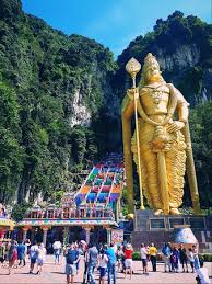Belasan orang dilaporkan terluka ketika sekelompok warga menyerbu kuil hindu di petaling jaya, malaysia, pada selasa (27/11) dini hari. One Of Malaysia S Top Tourist Attractions The Batu Caves Serve As The Focus Of The Hindu