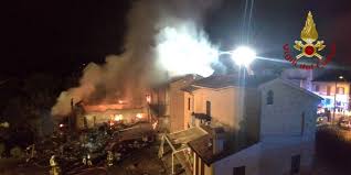 C'è anche il cantautore mahmood, pseudonimo di alessandro mahmoud, vincitore del festival di sanremo del 2019, fra gli inquilini del palazzo di via antonini 32 a milano, divorato da un incendio. T1p8d0yrf1xpom