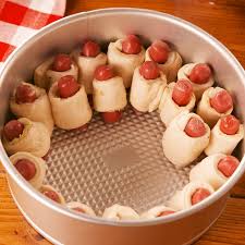 These Super Bowl Pull Apart Pigs In A Blanket Will Be Demolished In Seconds At Your Party Video Recipe Video Finger Food Appetizers Yummy Food Snacks