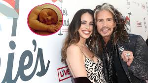 The son of a music teacher, he started playing drums at a young age, but then focused on. Steven Tyler Ist Funffach Opa Tochter Chelseas Baby Ist Da Promiflash De