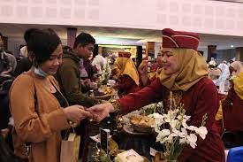 Infused water bunga telang dan buah naga merah. Inovasi Kuliner Berbasis Sarealia Untuk Mendorong Pemanfaatan Pangan Lokal Www Uny Ac Id