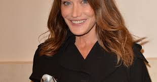 In her 40 there is no trace of aging at all which makes people questioned about the possibility of her having some plastic surgery.does carla bruni plastic surgery issue is true? Carla Bruni Her Daughter Giulia A Summer Girl Who Breaks The Net