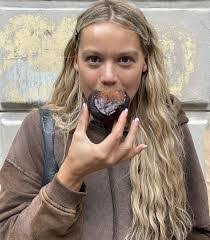 Eva Morris's Instagram, Twitter & Facebook