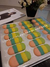 Tekstur kuenya yang sangat renyah namun tidak serapuh kastengel, serta memiliki rasa yang manis, menjadi daya tarik tersendiri dari kue lidah kucing. Resep Kue Lidah Kucing Warna Warni Berbagai Kue