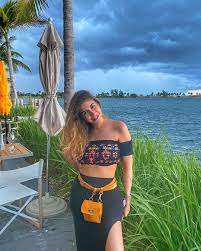 والدها رجل الأعمال محمد قورة، لها شقيقة تدعى مريم وشقيق يدعى أدهم، درست في المدرسة الإنجليزية الحديثة (modern english school) بالتجمع الخامس، ثم التحقت بالجامعة الأمريكية بكلية الاعلام تخصص (imc) (integrated marketing) مع. Malak Koura Ù…Ù„Ùƒ Ù‚ÙˆØ±Ù‡ On Instagram From Miami With Love Egyptian Actress Fashion Fashion Inspo Outfits