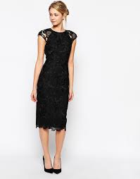 Cette robe a une encolure arrondie à nervures, des manches longues, un détail fendu sur le bas de l'avant, une matière élastique à nervures et une taille midi. Robe Midi En Dentelle Noire Ted Baker 219 Asos Lookastic France