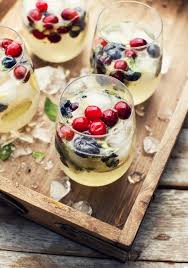 Sangria Blanche Aux Petits Fruits Gingembre Menthe Trois Fois Par Jour Recipe Yummy Drinks Food Smoothie Drinks