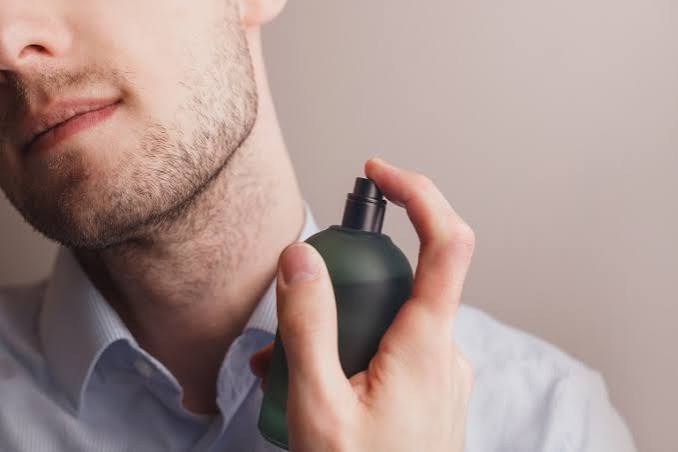 رش العطر على الرقبة.. هل يضر بك فعلا؟ | أسلوب حياة | الجزيرة نت