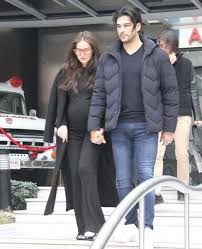 Uzun zamandır aşk yaşayan burak özçivit ve fahriye evcen nikah masasına oturdu. Fahriye Evcen Ve Burak Ozcivit Ciftinin Bebeginin Ismi Belli Oldu Takvim